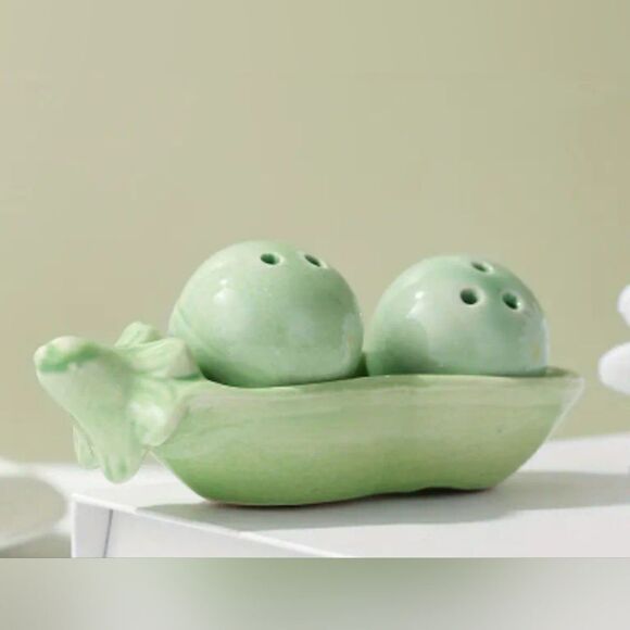 Mini Peas in a Pod Salt and Pepper Shakers - Picture 1 of 5